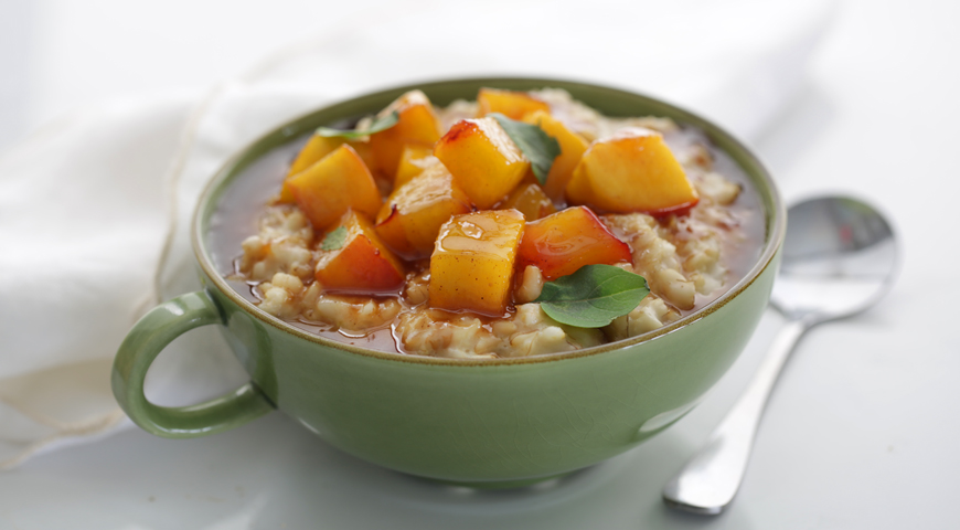 Nectarines in caramel sauce with oatmeal