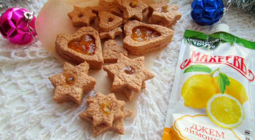 New Year&#39;s shortbread cookies with lemon jam