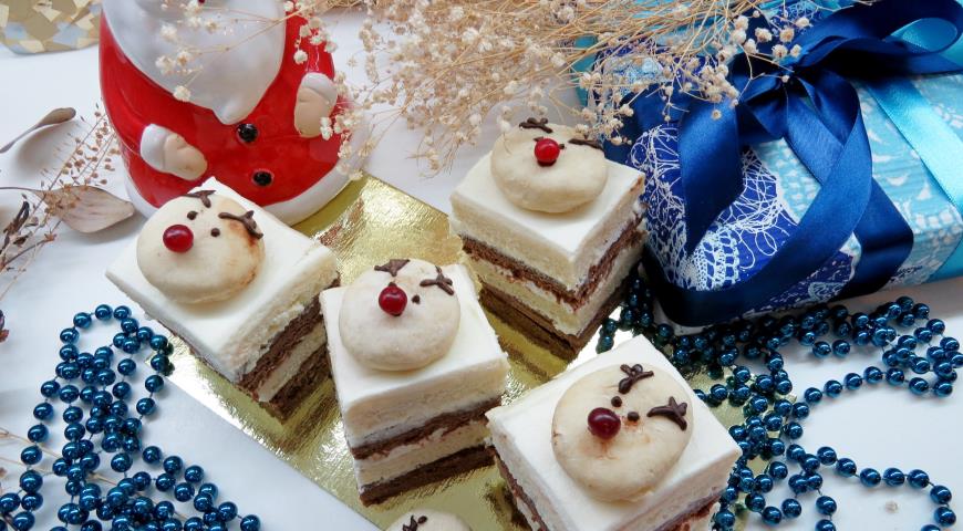 New Year's sour cream mini cakes