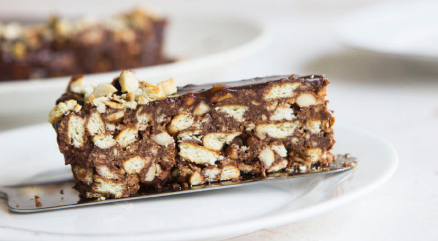 No-bake chocolate cake made from cookies and hazelnuts