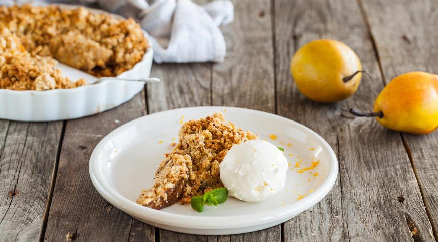 Oat crumble with pears