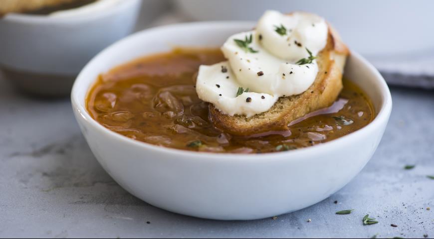 Onion soup with goat cheese