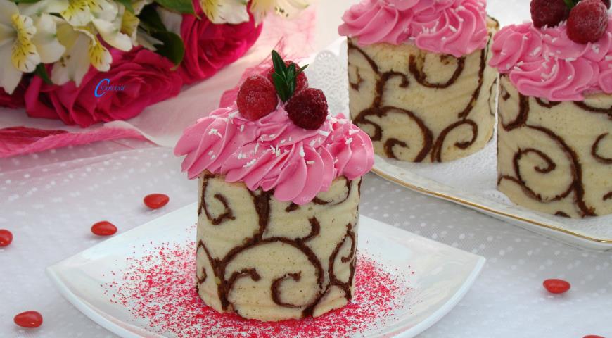 Openwork cakes with raspberry mousse and jam
