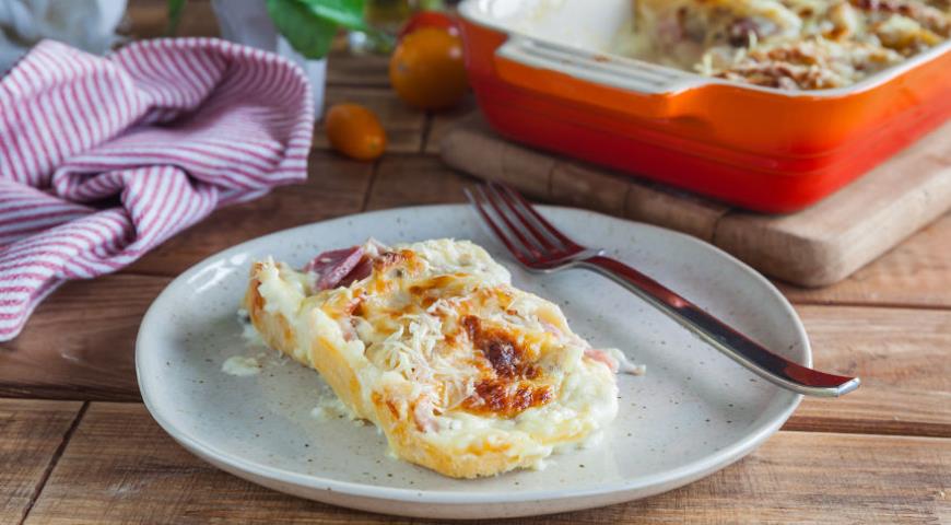 Oven-baked swallow's nest roll with ham, cheese and mushrooms