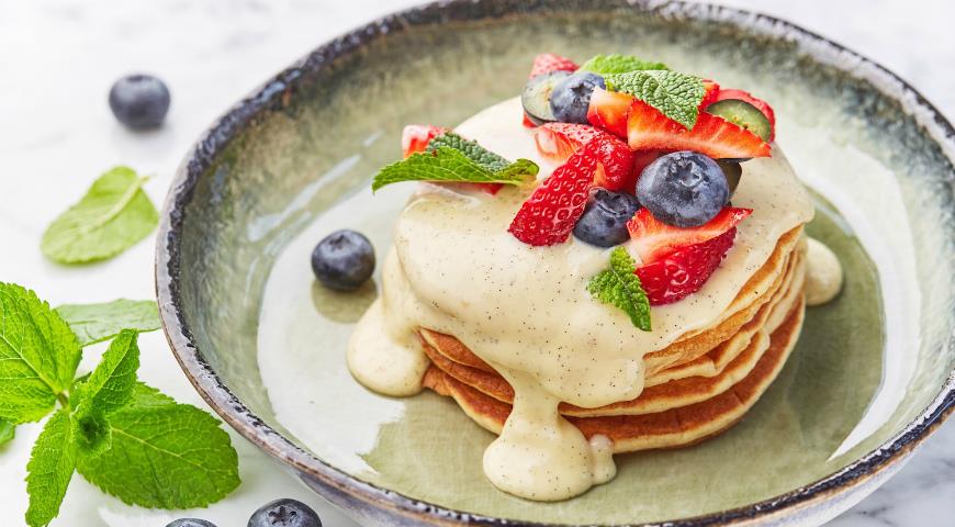 Pancakes with berries and vanilla sauce