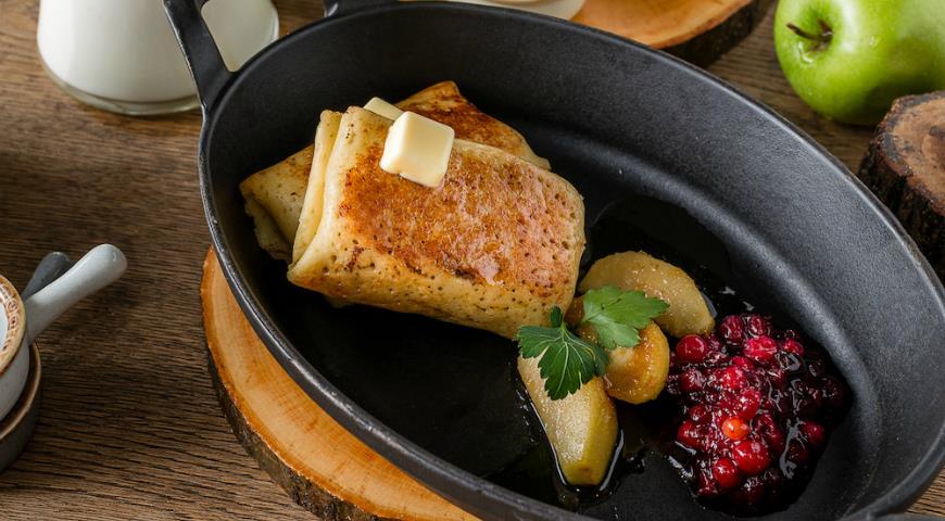 Pancakes with goose, caramelized apples and cranberry jam