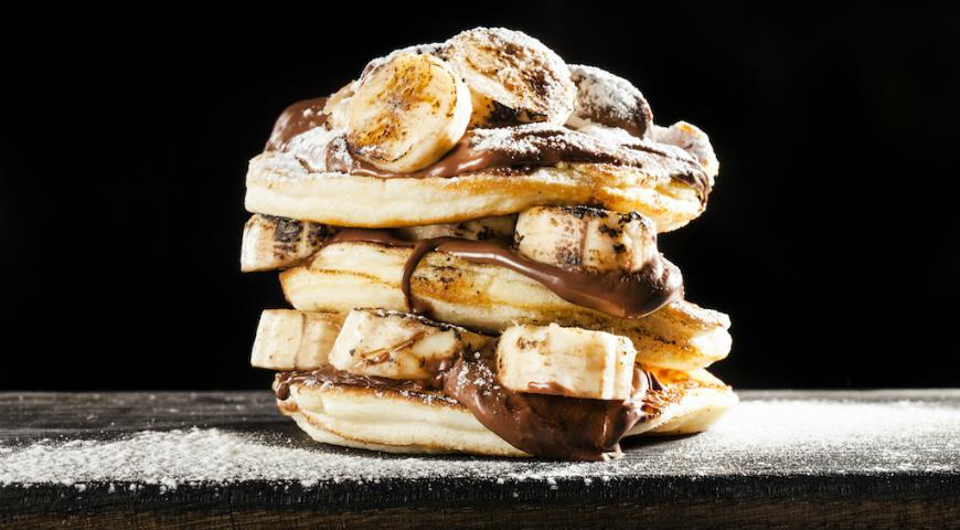 Pancakes with grilled bananas