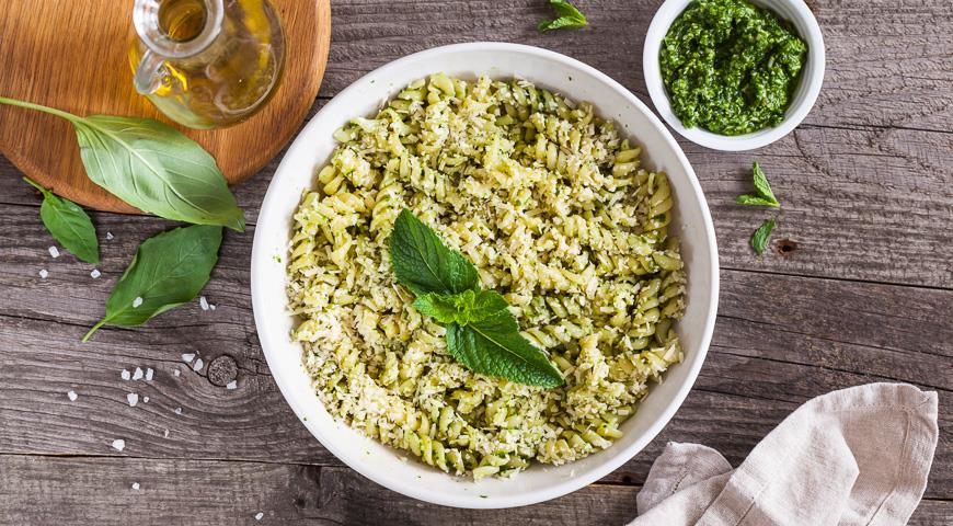 Pasta with mint pesto and bread crumbs