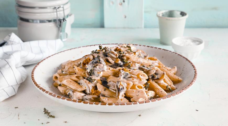 Pasta with mushrooms and creamy sauce