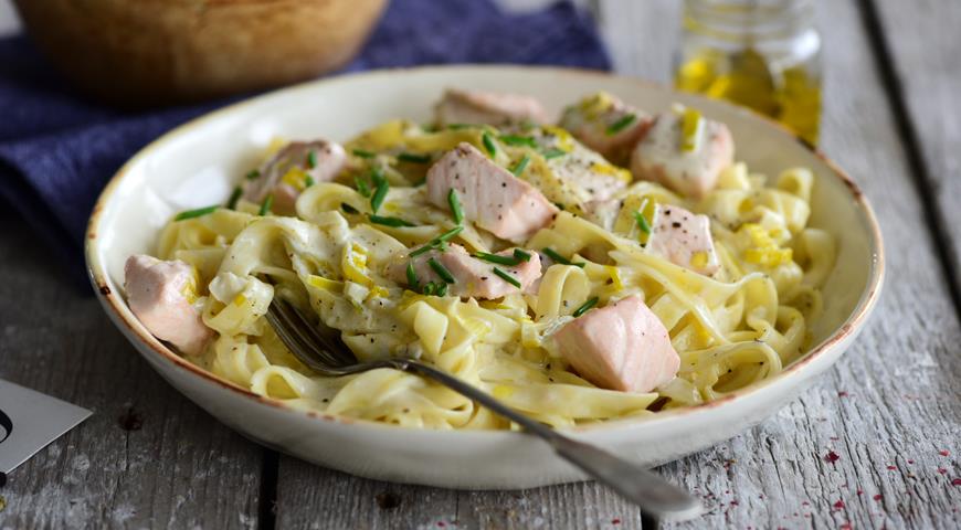 Pasta with salmon and creamy sauce