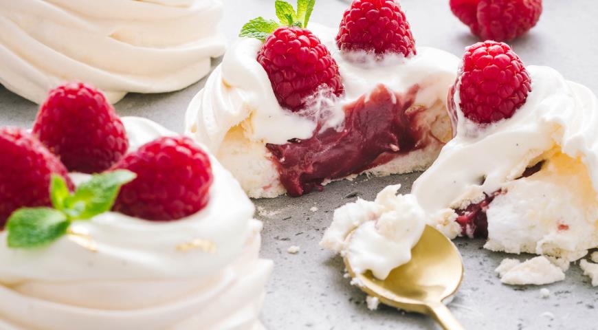 Pavlova`s cake with raspberries