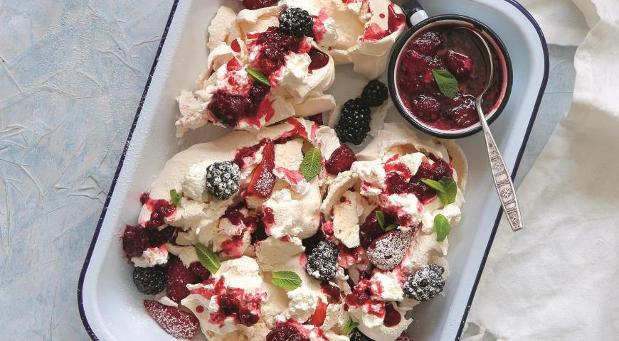 Pavlova with fruit and berry sauce