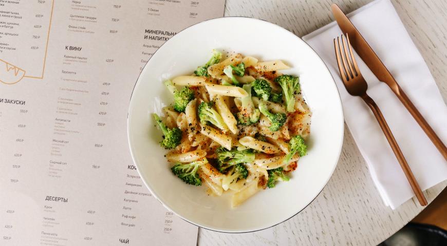 Penne pasta with broccoli and raclette sauce