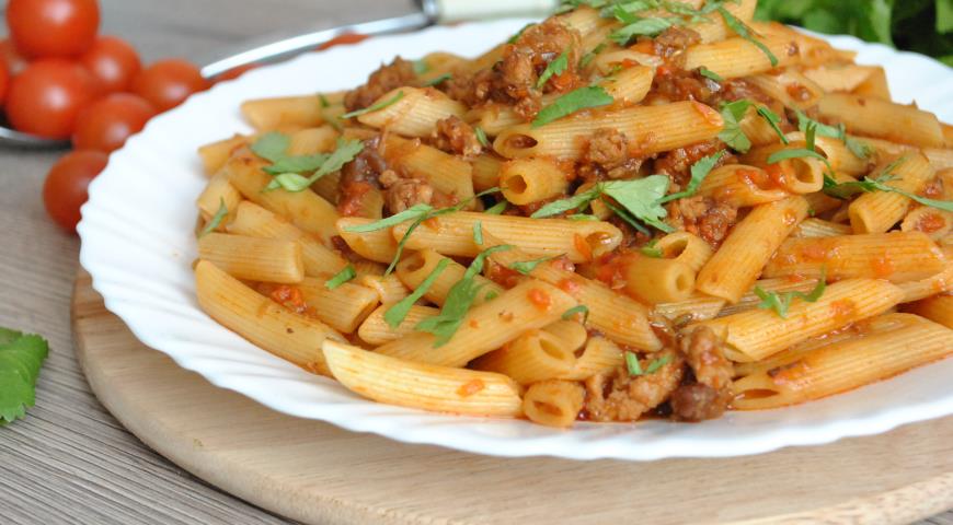 Penne with sausage stew