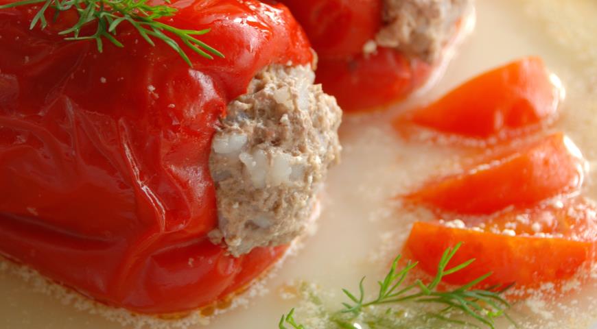 Peppers stuffed with minced meat in sour cream-tomato sauce