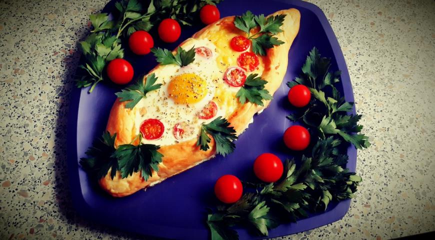 Pide with cheese, cherry tomatoes and egg