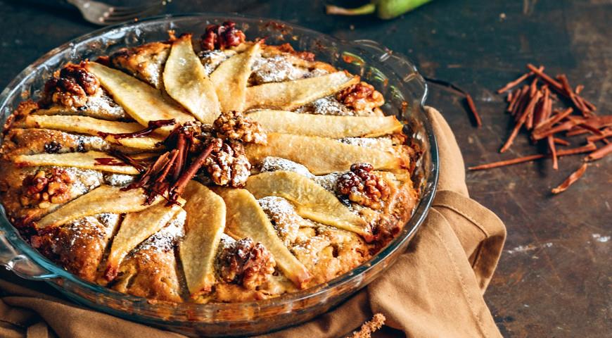 Pie with pears and chocolate