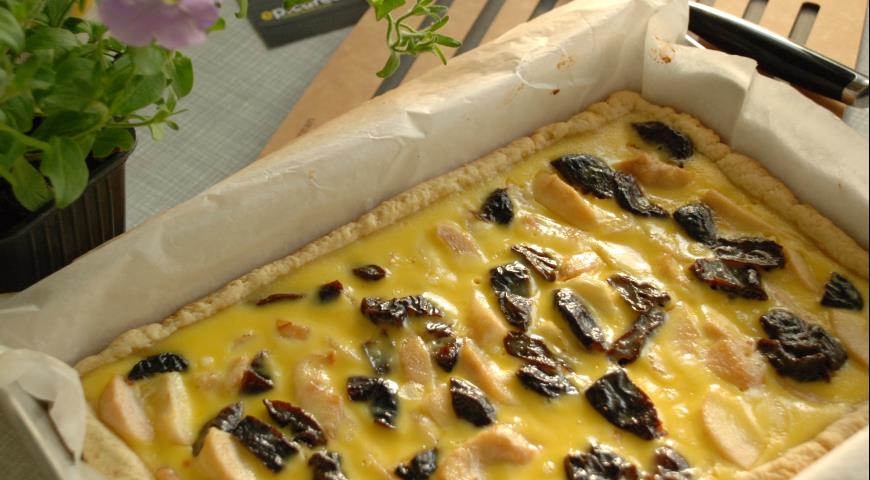 Pie with pears and dried prunes with sour cream filling