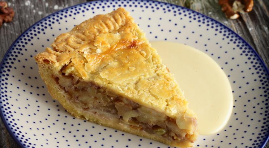 Pie with stewed apples, orange, nuts and spices