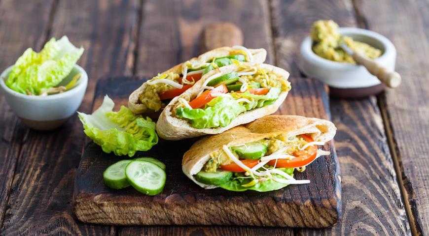Pita with chickpea spread and fresh vegetables