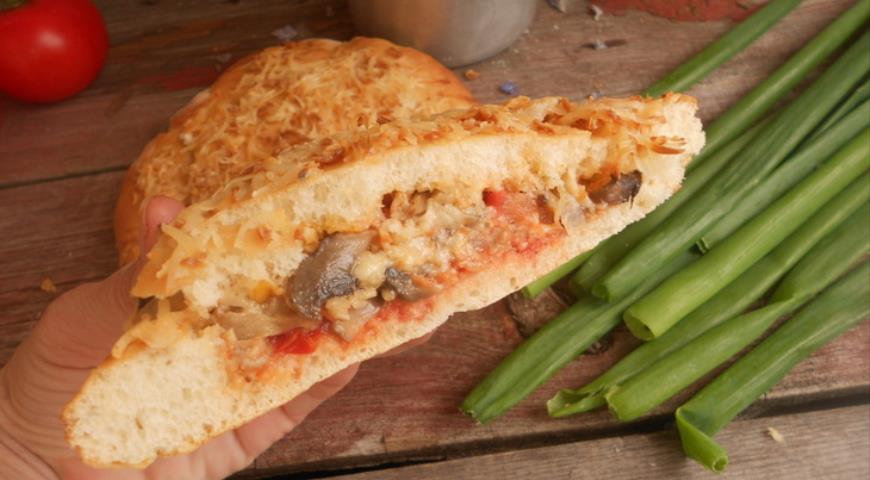 Pita with mushrooms, cheese and vegetables