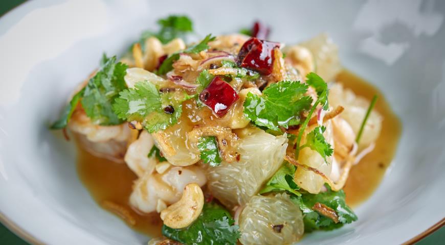Pomelo salad with cashews and shrimps