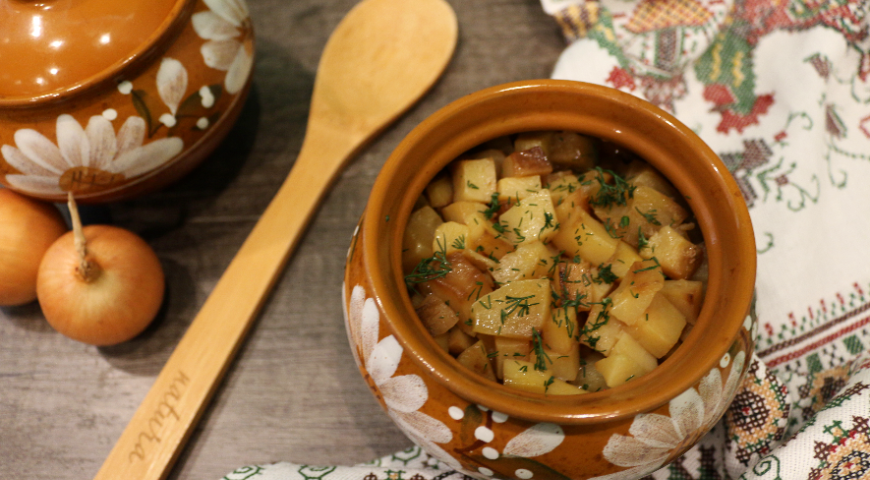 Pork with potatoes in pots