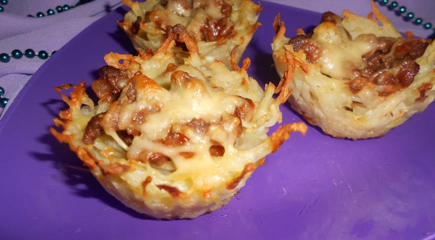 Potato baskets with meat and cheese