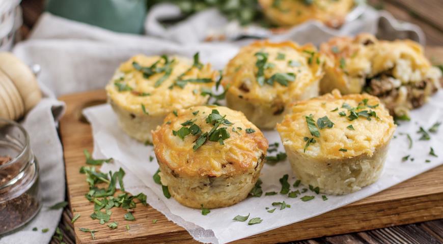 Potato muffins with meat ragout and cheese crust