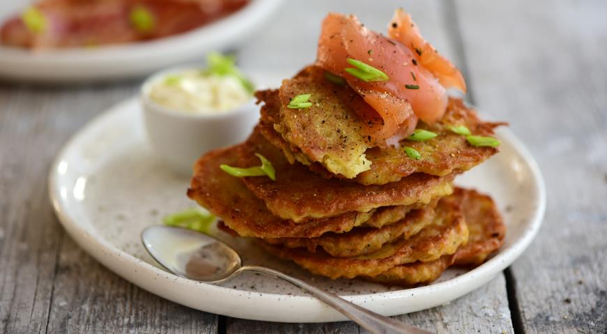 Potato pancakes with green onions and sour cream