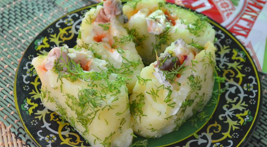 Potato roll with herring in tomato marinade