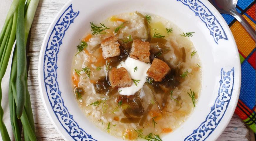 Potato soup with rice and seaweed