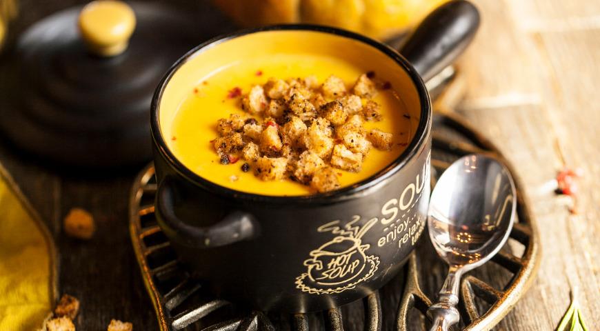 Pumpkin cream soup with corn