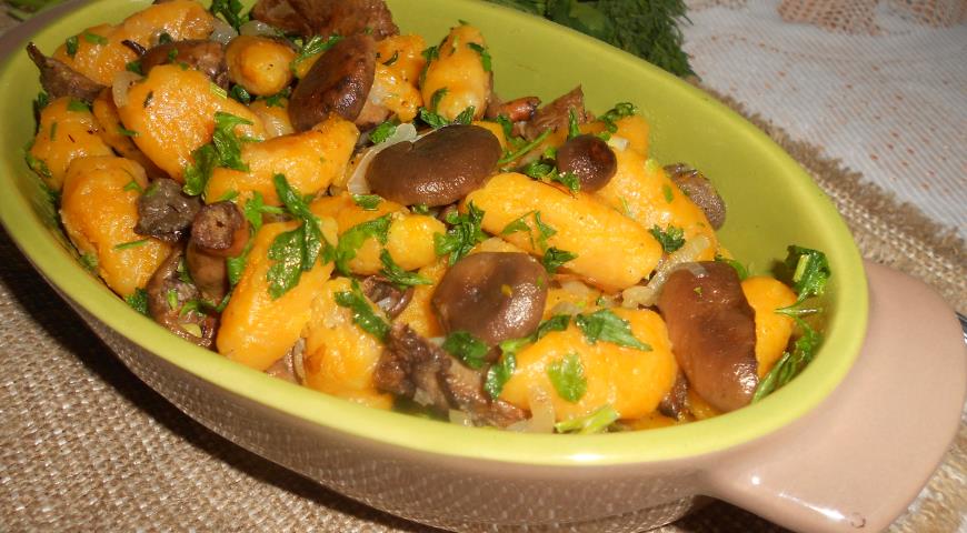 Pumpkin gnocchi with mushrooms