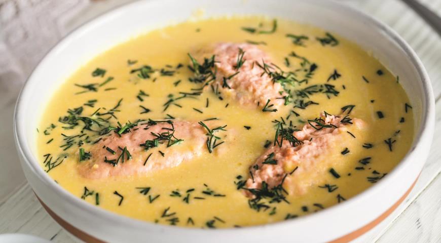 Puree soup with salmon dumplings