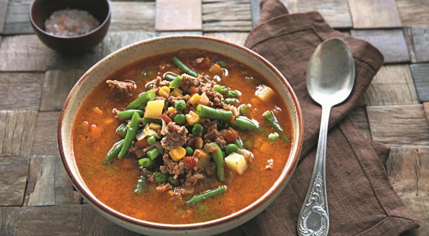 Quick vegetable soup with minced meat