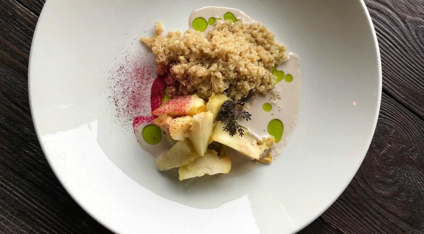 Quinoa with apple and almond sauce
