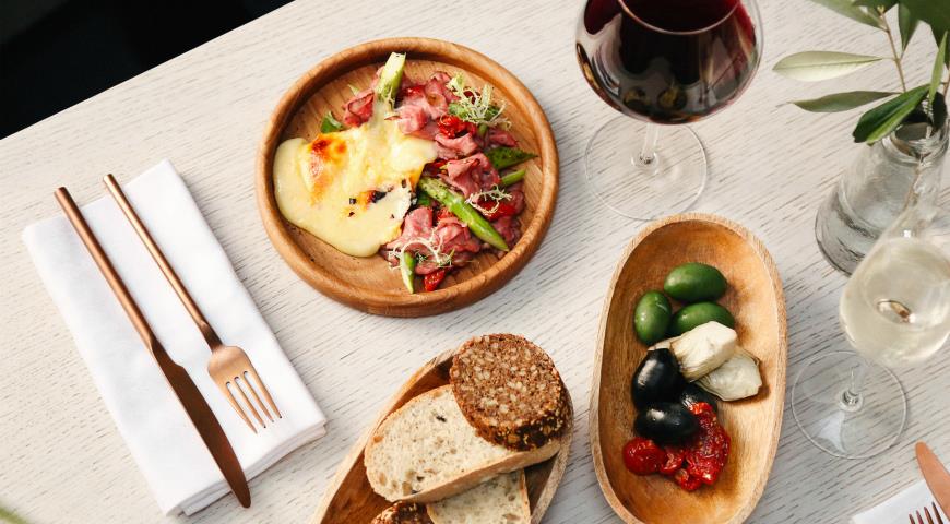 Raclette with roast beef, sun-dried tomatoes and green asparagus