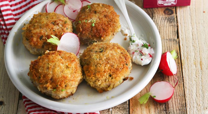 Radish and cottage cheese sauce for meat cutlets