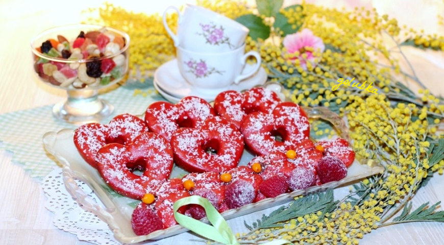 Raspberry-nut cake