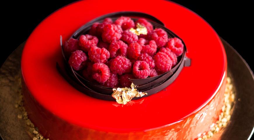 Raspberry-pistachio cake