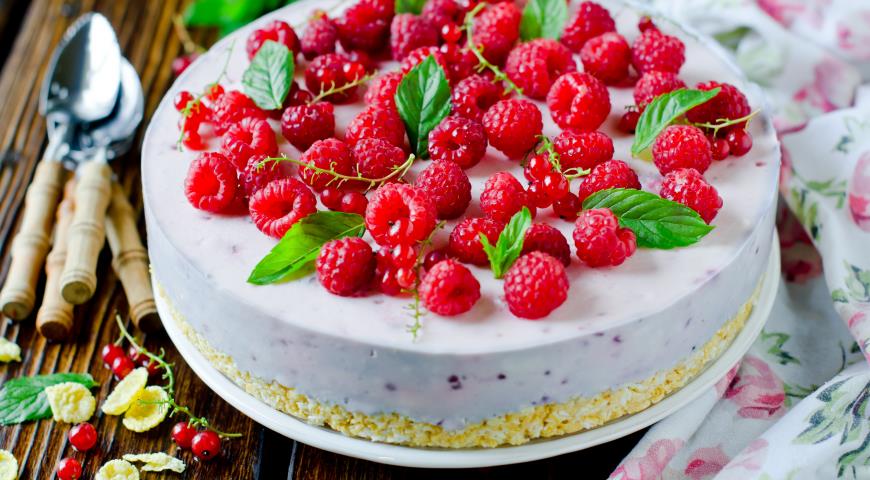 Raspberry sour cream cake with cornflakes