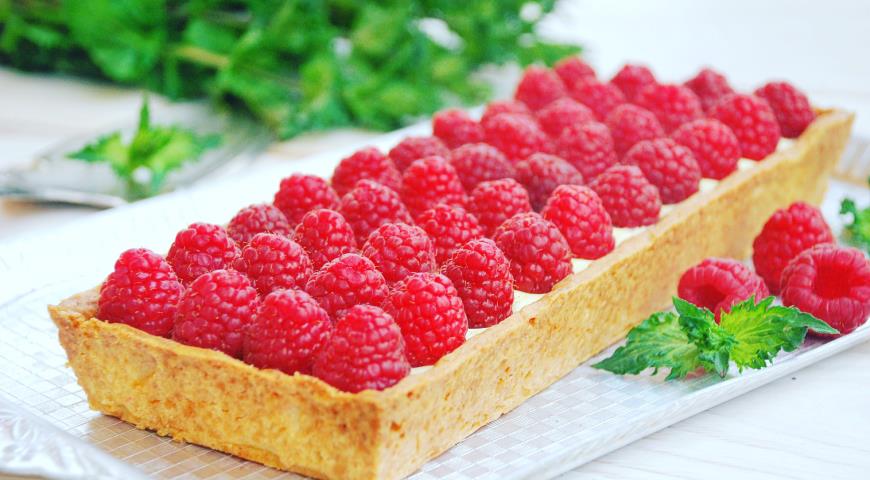 Raspberry tart with Diplomat cream