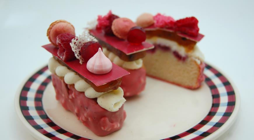 Raspberry-vanilla-apricot cake financier