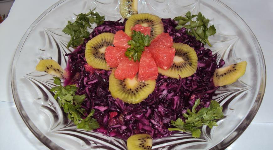 Red cabbage, grapefruit and kiwi salad