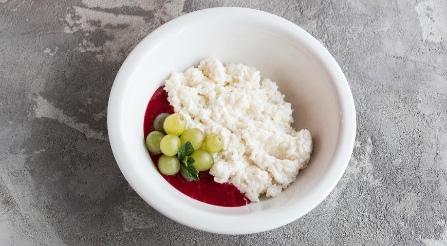 Rice porridge with berries