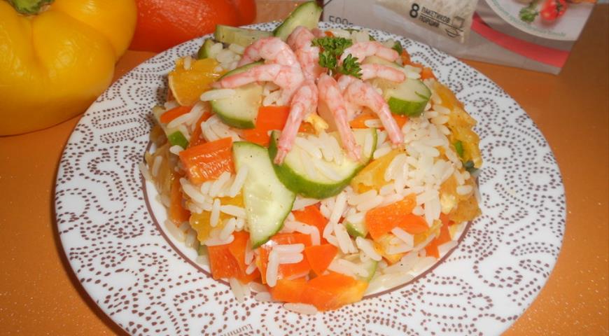 Rice with oranges, shrimps and vegetables