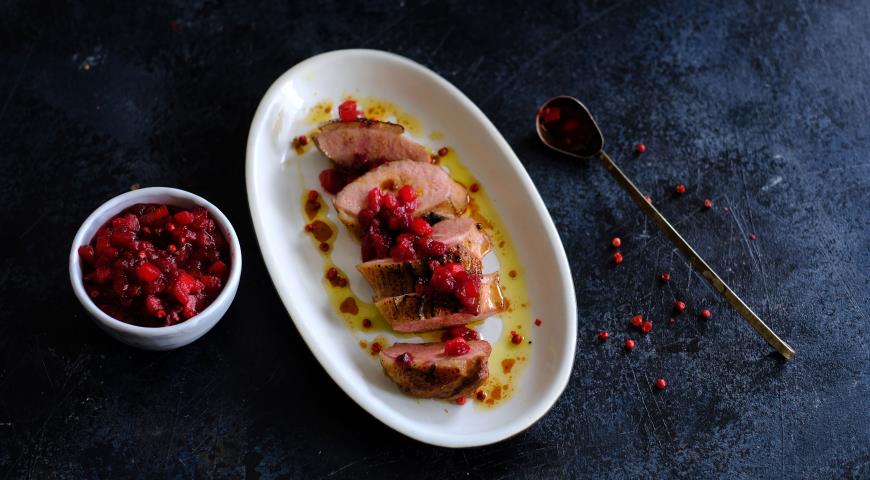 Roasted quince seasoning with lingonberries, honey and pink pepper