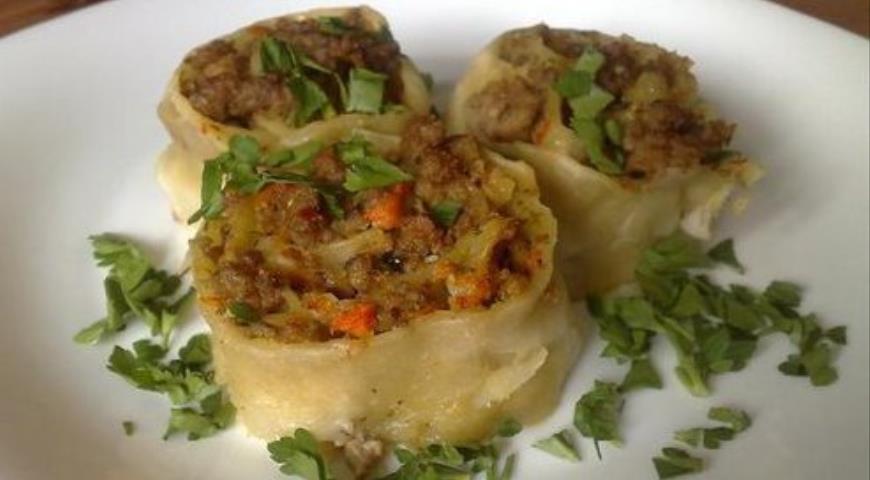 Roll with minced meat and almonds