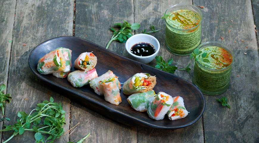 Rolls with vegetables and shrimps in rice dough